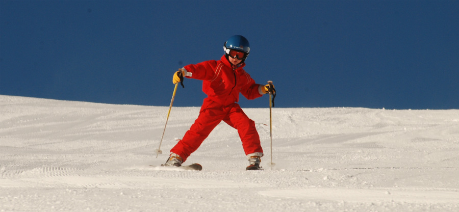 Cómo equipar a los peques para esquiar: ropa, protecciones, calzado