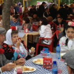 Familia chulapa comiendo en un restaurante de la Pradera de San Isidro