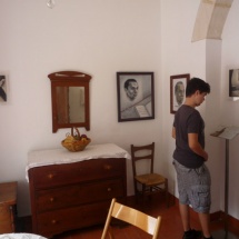 Retratos del poeta adornan las paredes de las estancias de la Casa de Miguel Hernández.