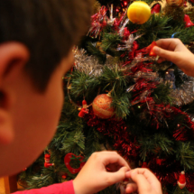 Los chicos de la casa, decorando el árbol de Navidad.