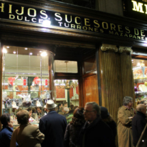 Fachada de Casa Mira, tienda traidiconal de turrón en Madrid