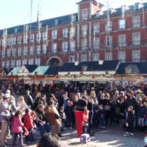 Mercadillo navideño en la Plaza Mayor de Madrid