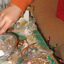Las figuritas de plastilina pueden añadirse al belén navideño.