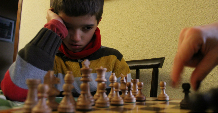 El ajedrez es un juego de estrategia que estimula la inteligencia de los niños, y un buen plan gratis para una tarde en casa.