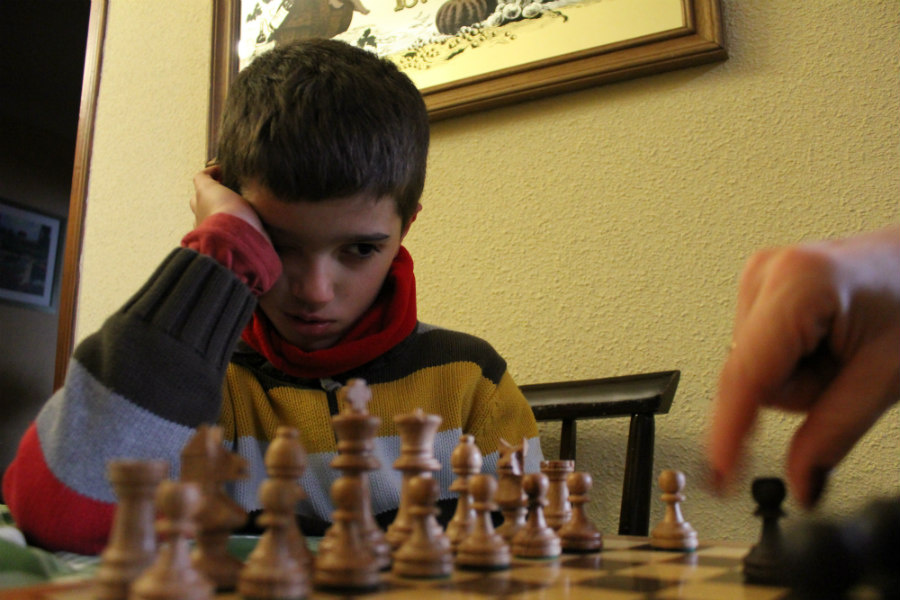 Con el ajedrez, los niños aprenden que hay aspectos intelectuales en los que pueden rivalizar contigo... y ganarte.