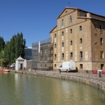 Vista de la Fábrica de Harinas San Antonio desde el Canal de Castilla