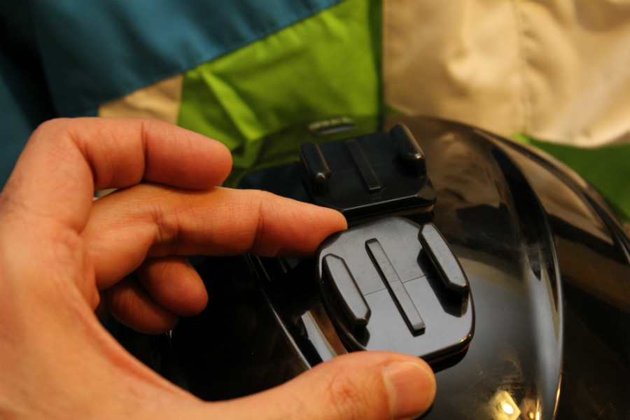 La cámara GoPro es muy práctica para fijarla en un casco: es pequeña y ligera.