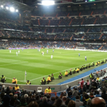 Un partido de fútbol profesional en el Santiago Bernabéu
