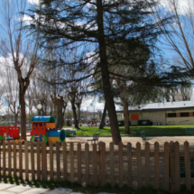 El parque con columpios es el reclamo del Polideportivo Puerta de Hierro para los más pequeños