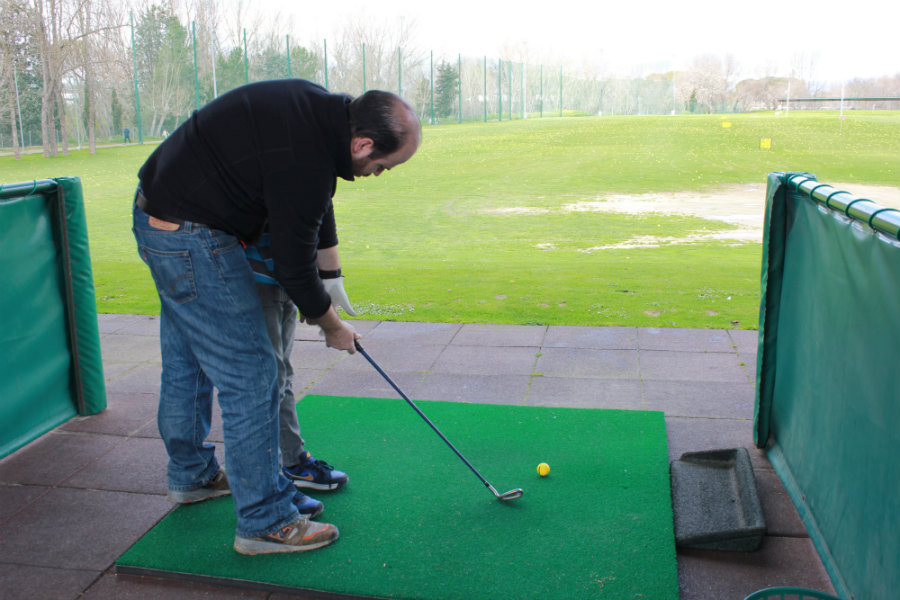 La postura para jugar al golf es una parte importante de la técnica