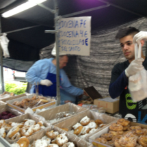 Puesto de venta de las típicas rosquillas de San Isidro