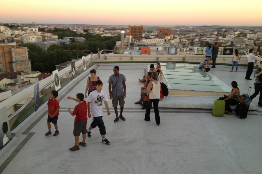 Los niños juegan a reconocer edicificios importantes en este espectacular espacio del cielo de Madrid