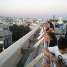Los niños juegan a reconocer edicificios importantes en este espectacular espacio del cielo de Madrid