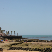 Vista de los corrales de las playas de Chipiona, con el faro