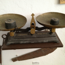 Balanza antigua en el Museo de las Raíces Conileñas