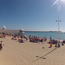 Playa de La Caleta, en Cádiz, con niños