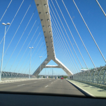 Al recinto de la Expo de Zaragoza se accede por el puente del Nuevo Milenio