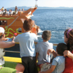16 viajes turísticos en barco para disfrutar con peques