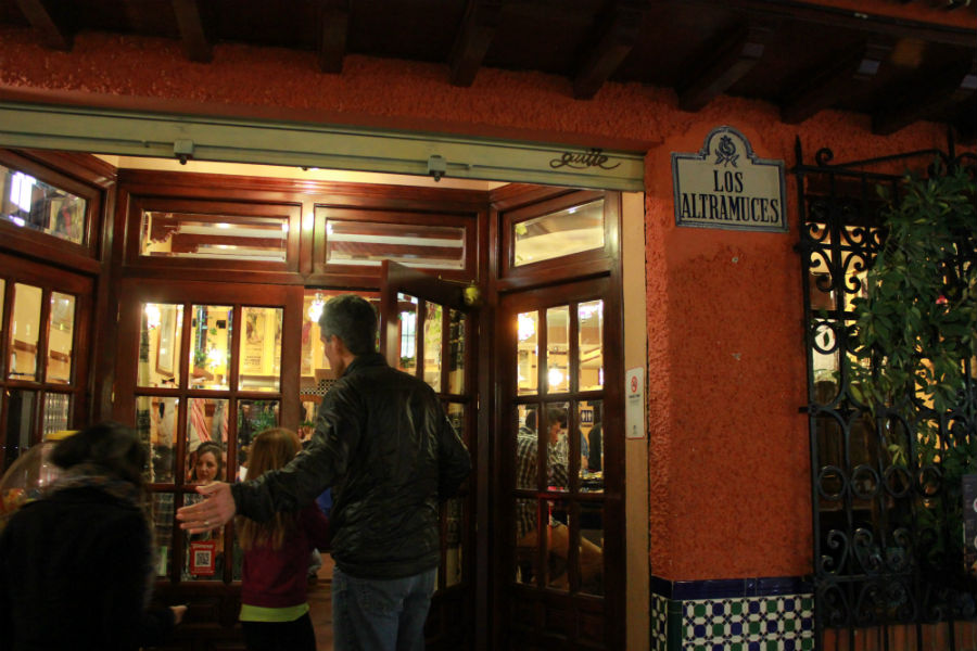 Cenamos en el bar Los Altramuces, en Granada