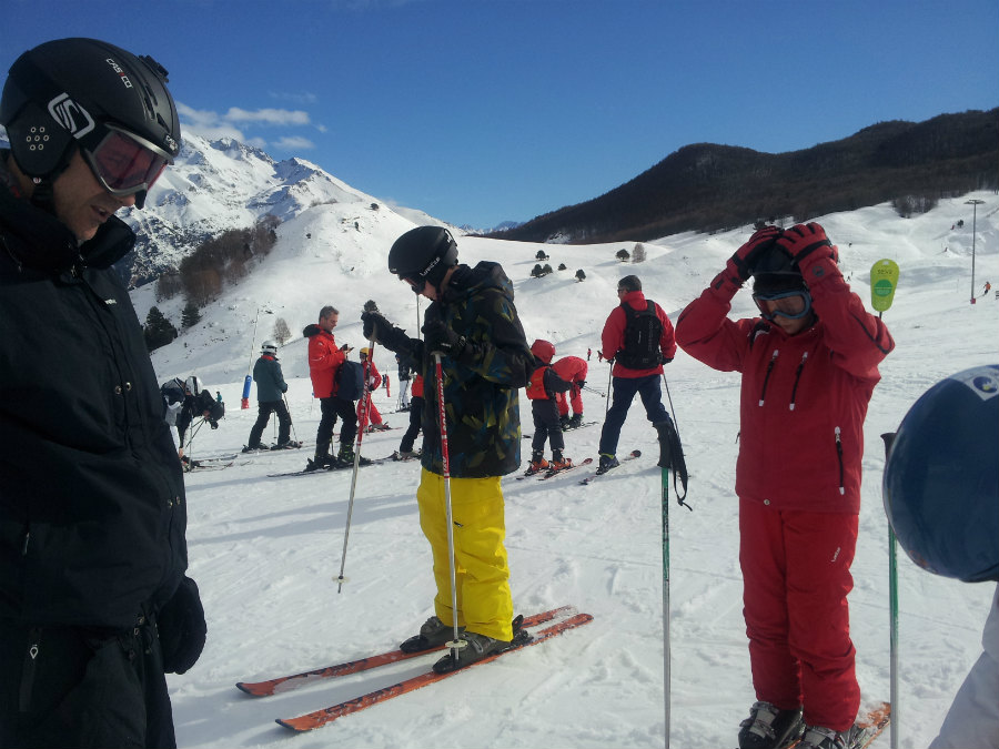 Es habitual encontrarse con familias completas practicando el esquí en Formigal
