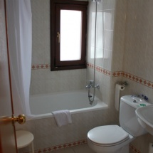 Las habitaciones y los baños del hotel Nievesol, en Formigal, son adecuados para familias