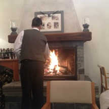 Un empleado del restaurante La Fontana atiza el fuego de la chimenea del local