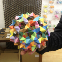 Esfera de origami de colores
