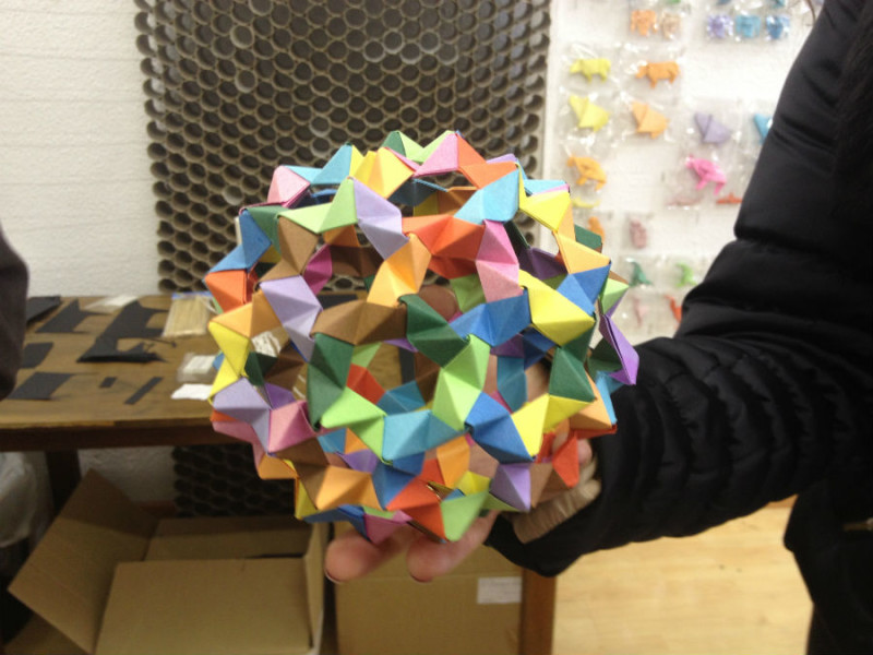 Esfera de origami de colores