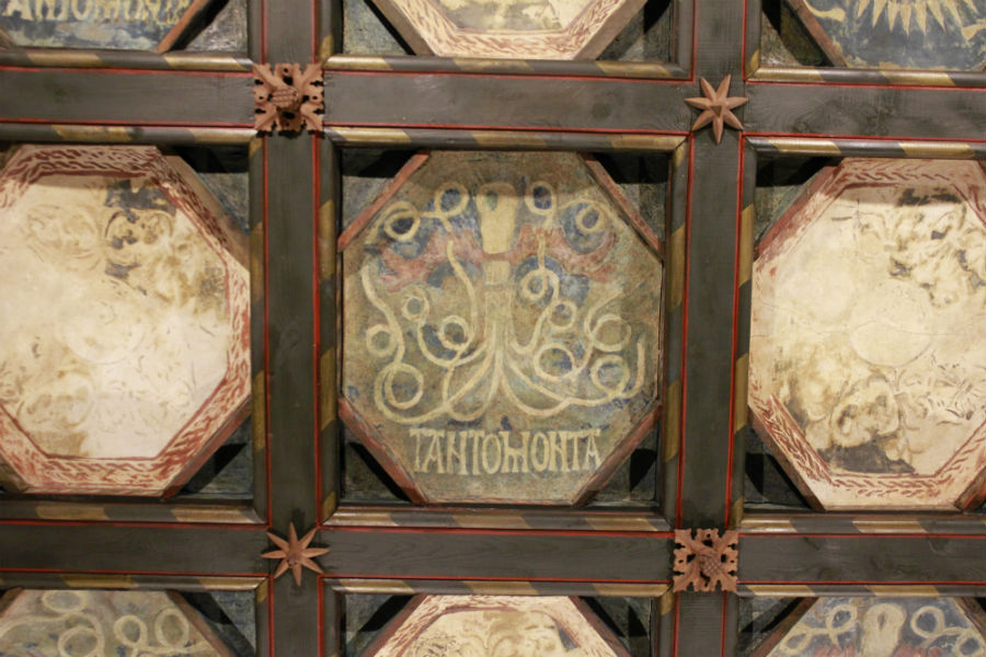 Emblema de los Reyes Católicos en el Palacio de la Aljafería