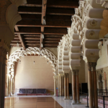 Arcada y columnas del Palacio de la Aljafería, en Zaragoza