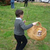 Todos los niños colaboran en la búsqueda de huevos de Pascua.