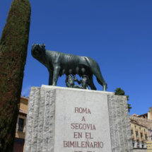 Estatua de Rómulo y Remo amamantados por una loba