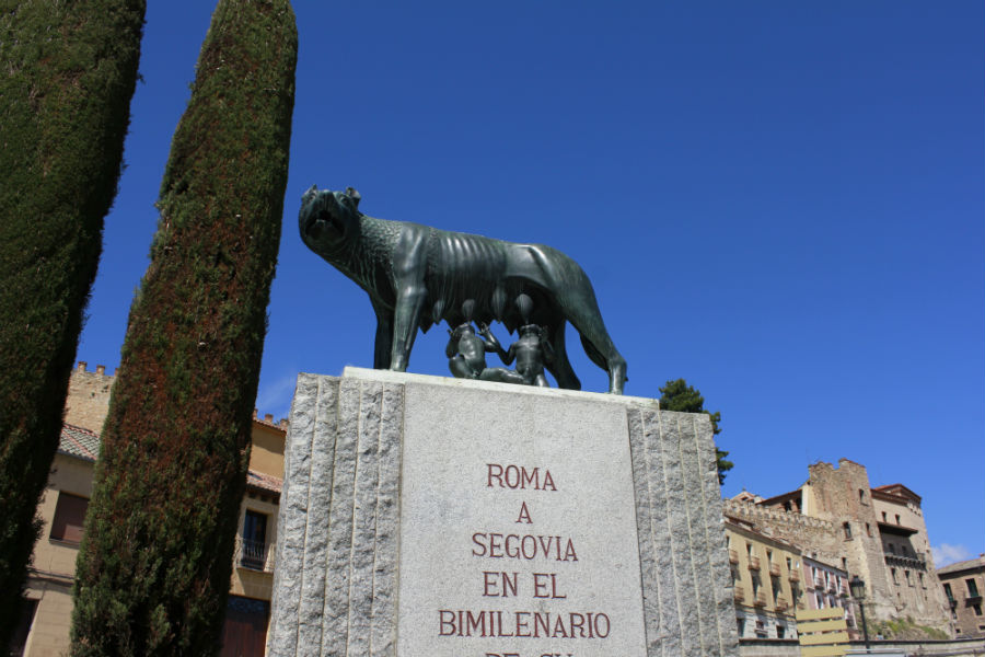 Estatua de Rómulo y Remo amamantados por una loba