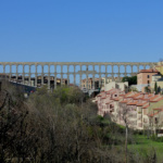El acueducto de Segovia, con niños