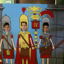 Los pequeños se pueden hacer una foto de romanos en la Oficina de Turismo de Segovia