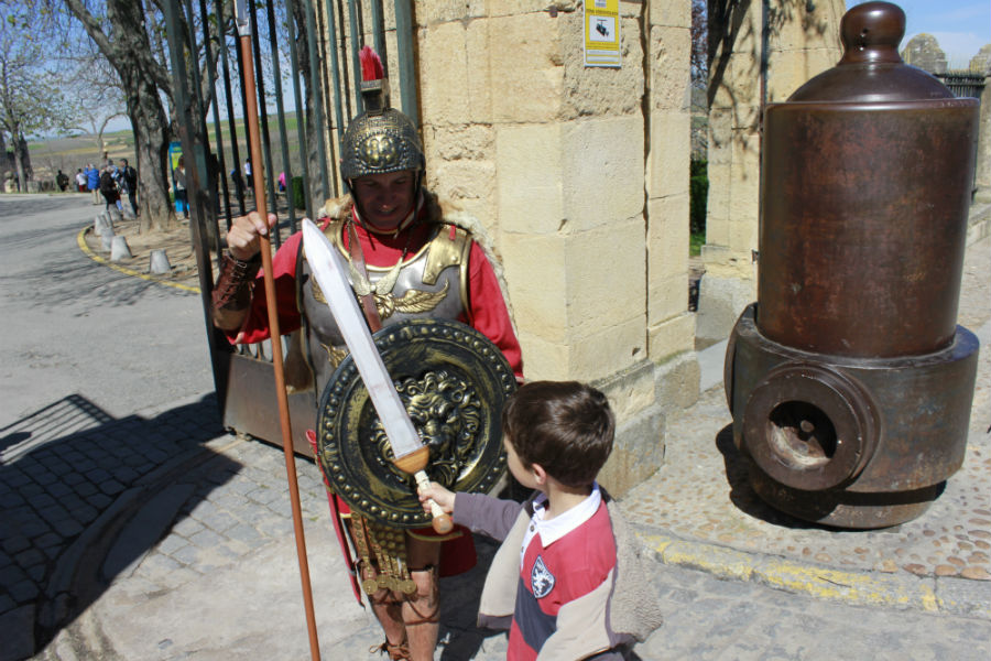A la entrada del Alcázar, los niños pueden hacerse una foto con un centurión romano