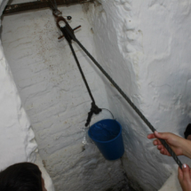 En esta ruta, los niños pueden colaborar en obtener agua de un antiguo pozo.