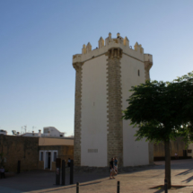 La Torre vigía de Guzmán destaca en el &#039;skyline&#039; de casas blancas de Conil