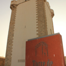 La Torre vigía de Guzmán destaca en el 'skyline' de casas blancas de Conil