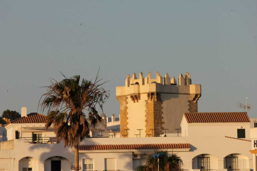 La Torre vigía de Guzmán destaca en el 'skyline' de casas blancas de Conil