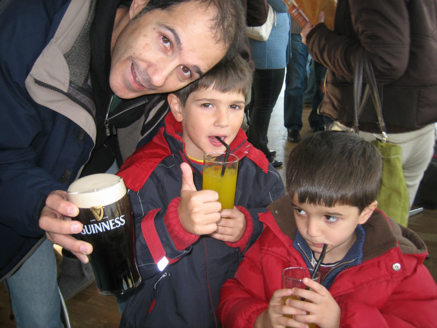 En la degustación final, los niños toman refrescos, en lugar de cerveza