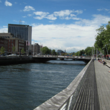Muelles junto al puente Rosie Hackett, en Dublín