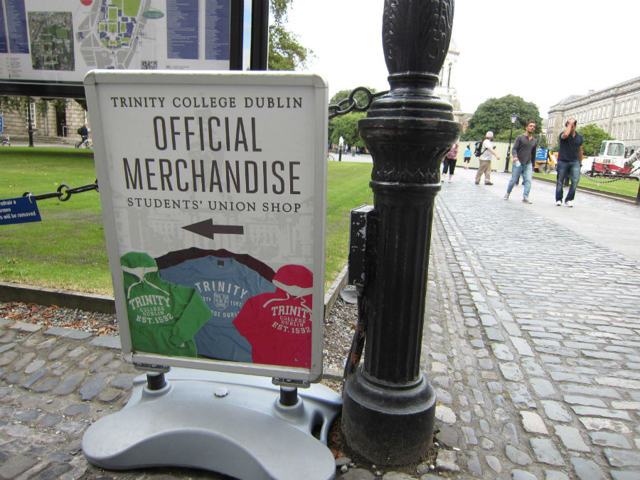En el Trinity College se pueden comprar souvenirs oficiales