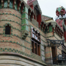 El estilo de Gaudí es fácilmente reconocible en El Capricho