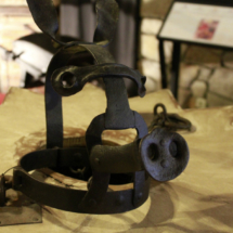 Instrumentos de tortura expuestos en el Museo de la Tortura de Santillana