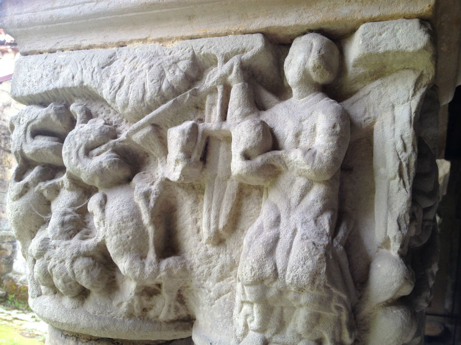 Capitel del Juicio Final del claustro de la Colegiata de Santillana del Mar