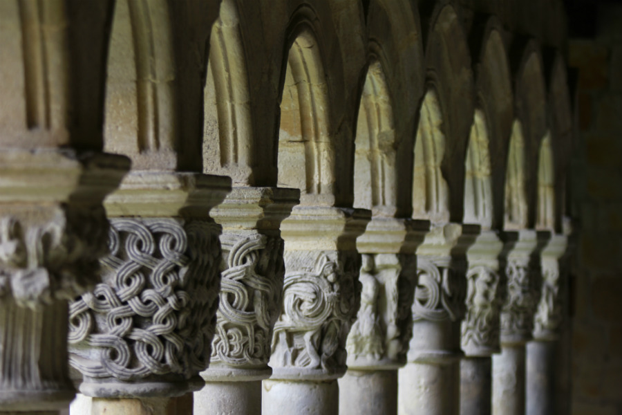 Capiteles del claustro de la Colegiata de Santillana del Mar