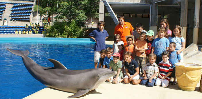 Foto de grupo con un delfín en el Zoo de Madrid