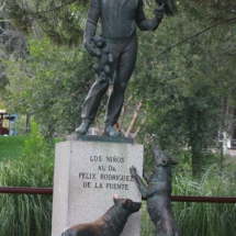 Estatua a Félix Rodríguez de la Fuente en el Zoo de Madrid