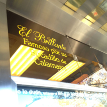 Cartel del bar El Brillante, famoso por sus bocadillos de calamares